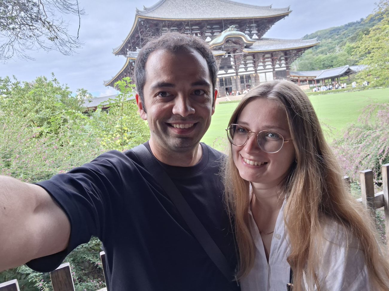 Louisa und Adel vor dem Tōdai-ji in Nara