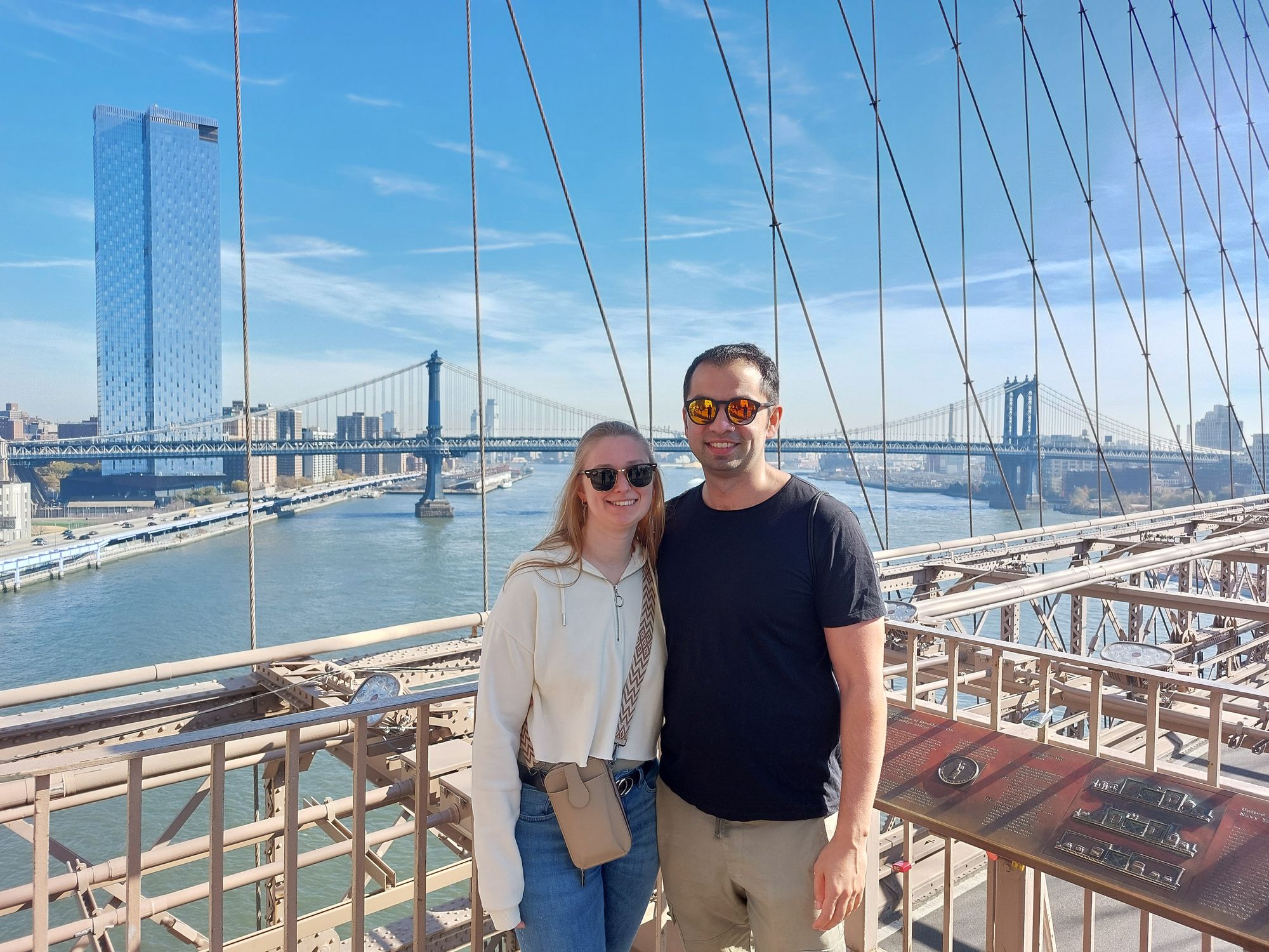 Louisa und Adel auf der Brooklyn Bridge